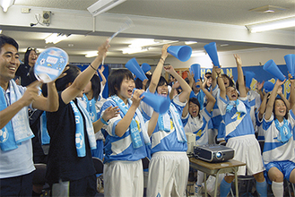 応援観戦会には吉田市長も参加（＝写真左端）。横須賀ゆかりの選手の偉業に「震災以降、久しぶりの明るいニュース。復興への弾みになるはず」と、うれし涙を浮かべながら話していた