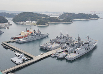 横須賀本港の鳥瞰写真提供＝海上自衛隊横須賀地方隊
