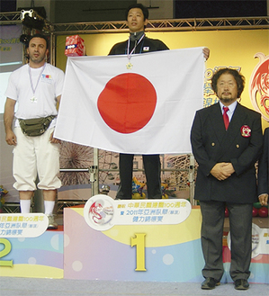 金メダルを胸に、表彰台の真ん中で日の丸を掲げた（写真＝仲戸川さん提供）