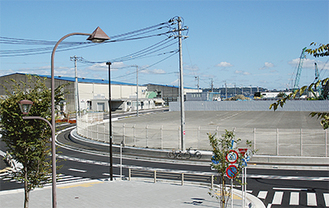 商業・観光の拠点化に加え、合同庁舎や裁判所、横須賀警察署の官公庁の施設が移転集約する新港埠頭エリア。市が取得をめざしているのは写真左の倉庫