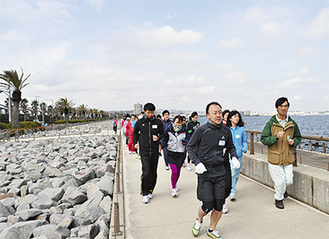 写真は今月11日に行われたランニングイベント。馬堀海岸から観音崎周辺は人気コースとなっている