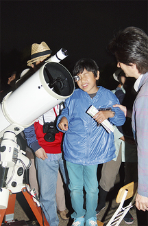 子どもも大人も夢中になって望遠鏡を覗き込む（＝先月28日、ソレイユの丘）