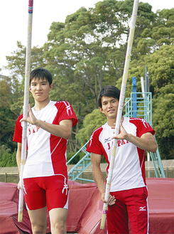 日本代表のユニフォームを身にまとった竹花さん（右）と鈴木さん（左）。大舞台で結果を残すため、練習に励む（＝今月４日、不入斗公園陸上競技場）