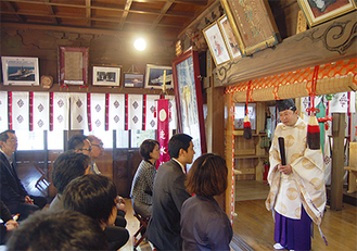 走水神社宮司の感見達也さんに正式参拝の作法などを学んだ