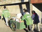 学生2人が市内の谷戸に居住。地域の資源ごみ回収などを手伝う