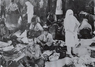 コレラが発生した引揚船を消毒する看護婦と衛生兵（写真提供＝中島三郎助と遊ぶ会）
