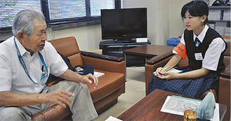 街の変遷と現状を説明する横山会長（写真左）