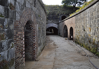 千代ヶ崎砲台跡にある露天塁道と第三隧道。保存状態は良好