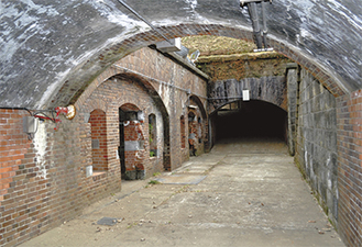 千代ヶ崎砲台跡の第一掩蔽部と第一・第二隧道（横須賀市提供）