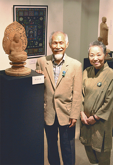 自身の作品と肩を並べる主催者の木村徹山さんと、妻・秀華さん