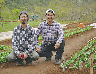 農園を切り盛りする伊藤代表（右）と支援者の竹田さん