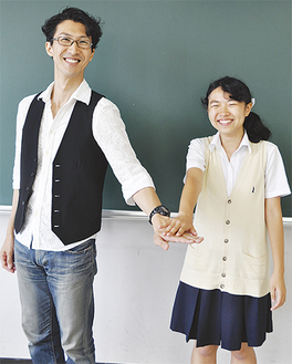 成功を誓う武藤寛さん（左）と田村優佳さん