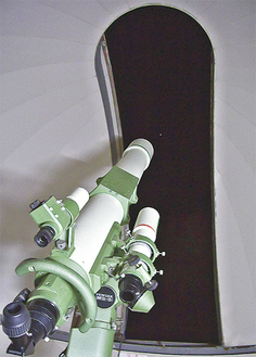 6帖ほどの観測ドームに設置されている天体望遠鏡