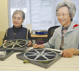 昭和40年代のフィルムを手にする松澤代表（右）