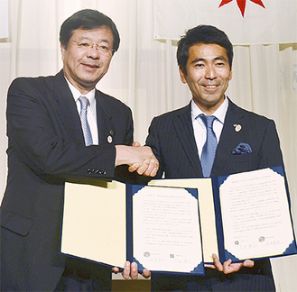 握手を交わす吉田市長（右）と室井会津若松市長