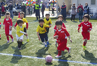 サッカーを楽しむ未就学の子どもたち