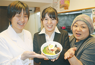 丼の開発者である手塚さん（左）、五十嵐さん（中央）、佐野さん