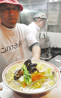 ドブ板店は、あっさり味の清湯（チンタン）スープ（１杯９００円）