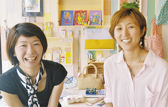 作品に囲まれて笑顔を見せる運営者の光武さん（右）と山本さん