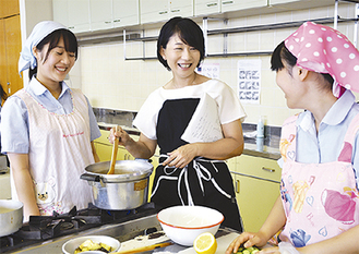 メニューの試作に料理研究家の長谷川さんも参加。彩りなどをアドバイス
