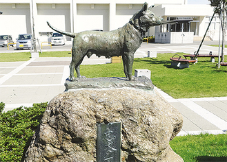五泉市内にある忠犬タマ公像