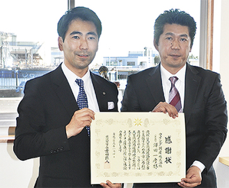 ◀︎記念式典で吉田市長から感謝状を受け取る澤田取締役（右）