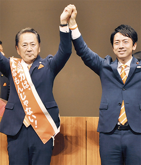 上地氏（左）を応援する小泉代議士。先月30日の決起大会で