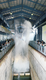 世界最大級の高さ２・５ｍ（港空研提供）