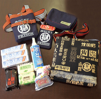 バッグや前掛け「マル獄シリーズ」も