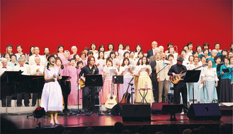 歌手の岩崎良美さんとコーラスグループの大合唱で大団円