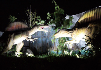 ライトアップされた恐竜が幻想的な雰囲気を醸す