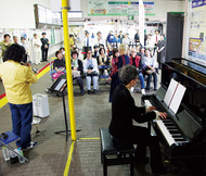 横須賀駅に"街なかピアノ"