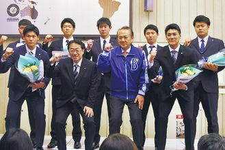 市長、青木副議長と共にガッツポーズで応える選手たち