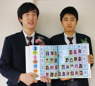 アルバム係の飯塚さん（左）と小林さん