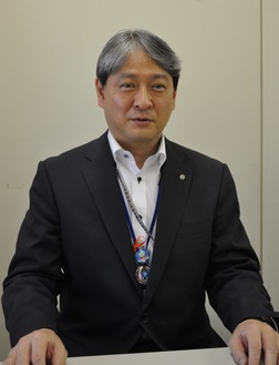 横浜国立大学附属鎌倉中学校の副校長を経て現職。学校教育部では、授業や行事などに関するカリキュラム全般の編成を担当している