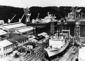 1976年当時の浦賀港（＝横須賀市図書館提供）