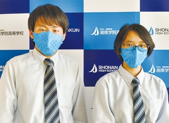 オリジナルマスクを着用する林さん(左)と加世さん