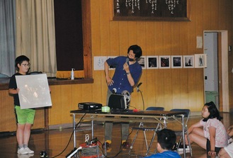 今月21日に浦賀小で行った授業。中央が三好氏