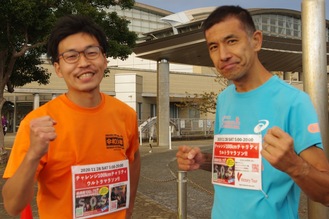 三浦市総合体育館前で田中さん（左）と仲間の伴走者