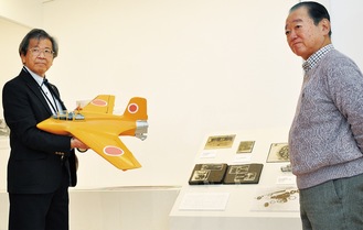 10分の1サイズの「秋水」模型を手にする佐久間氏（左）と平田氏
