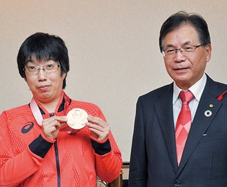 平松理事長（右）と伊藤選手