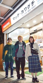 実家の電器店の前に立つ（左から）川口樹生さん・淳太さん兄弟と梶原さん
