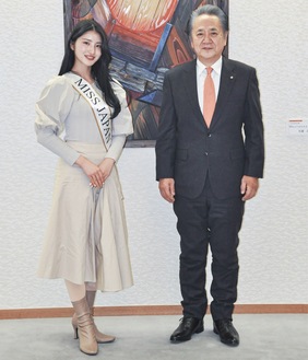 「ＭＩＳＳ ＪＡＰＡＮ」の襷をかけた小山さん（左）と上地市長
