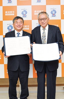 協定を交わした田中茂副市長と造園組合の長谷川泰啓代表理事（右）