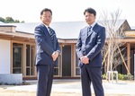 新園舎を施工した「大神」岩崎次郎社長と（左）と「ぎんなん幼稚園」綴喜誠淳園長