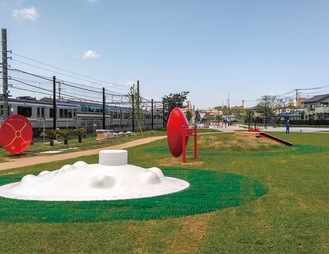 横須賀線を間近に、様々な遊具が楽しめる芝生広場