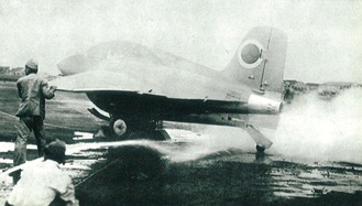 追浜にあった横須賀海軍航空隊滑走路で試験飛行に挑む秋水（１９４５年7月）