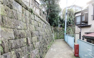佐野町にあるブラフ積み擁壁