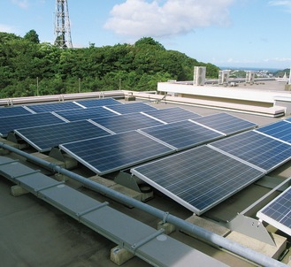 すでに稼働している大矢部中学校屋上の発電パネル（横須賀市提供）