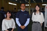 見学に訪れた大学生と岡田代表（写真中央）